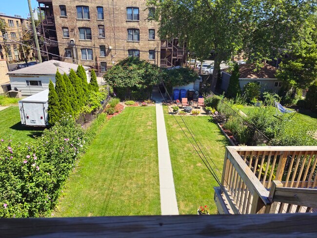 Foto del edificio - 2115 N Sawyer Ave
