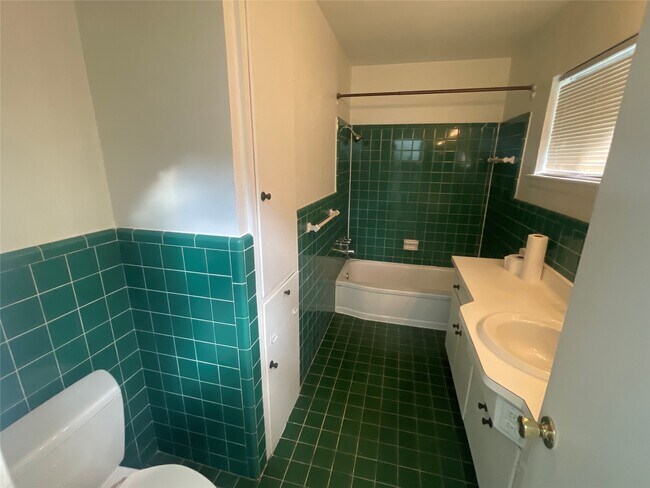 Foto del edificio - 1965 W Lamar St