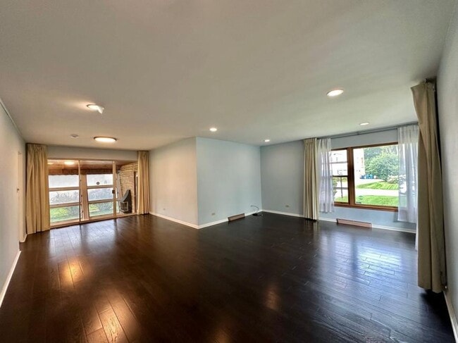 Building Photo - 3 bedroom in Hinsdale IL 60521