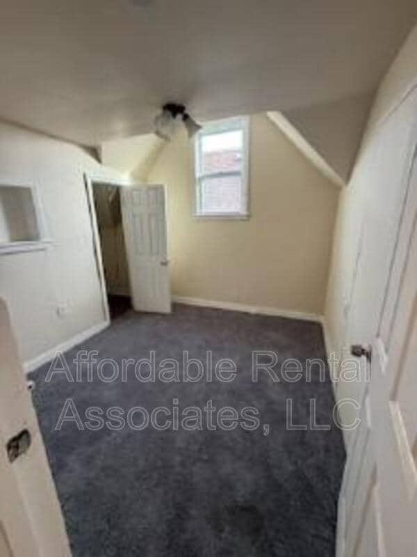 Building Photo - 827 W Maple St