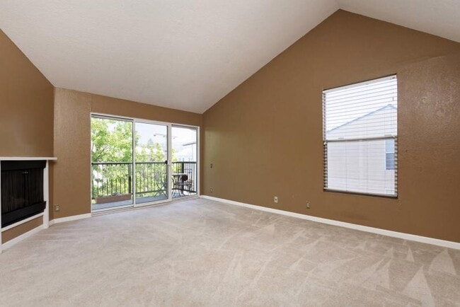 Building Photo - Stylish Upper Grand/Lakeshore top-floor Condo