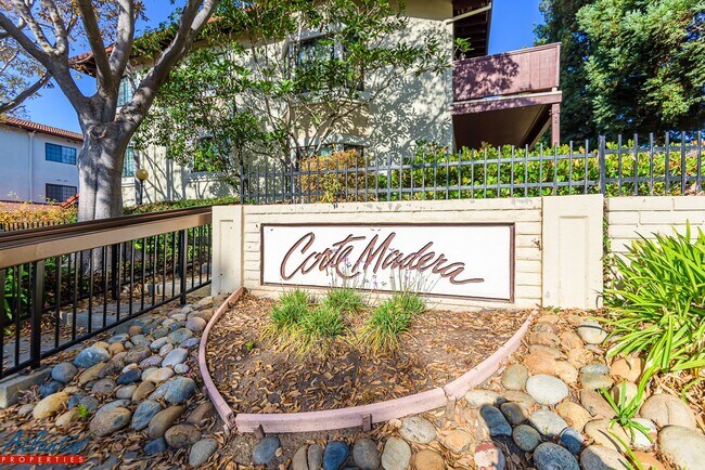 Foto del edificio - Lovely Condo | Central A/C | Garage