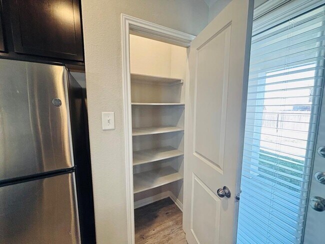 Building Photo - 1302 Golden Barley Dr