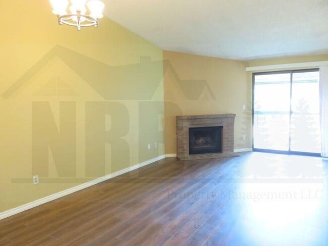 Building Photo - 1 Bd and 1 Ba Condo with pool, hot tub and sauna! $500.00 Move in Credit!