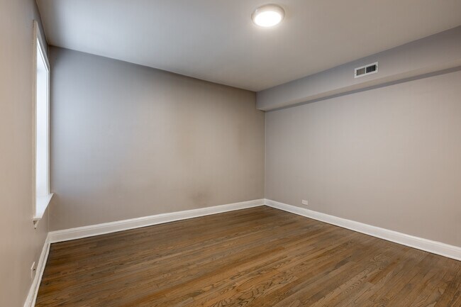 Foto del edificio - 2240 N Sawyer Ave
