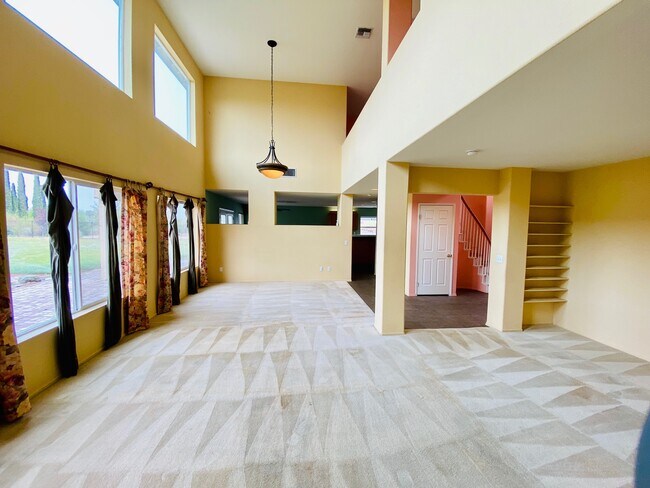 Building Photo - 5539 Avenida Entrada