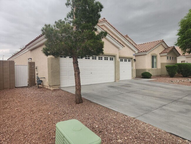 Building Photo - A Stunning 4 Bedroom Home with a Sparkling Pool