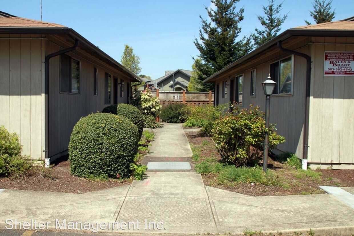 Building Photo - 3811 Lancaster Dr NE
