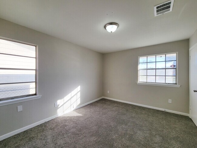 Foto del edificio - 4119 Holloway Dr