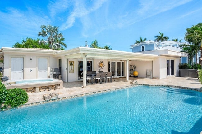 Building Photo - 2330 NE 48th St