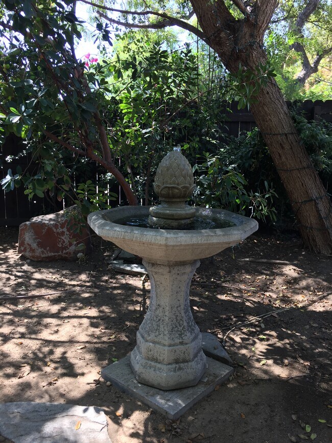 Fuente frente, patio cerrado - 6610 Leland Way