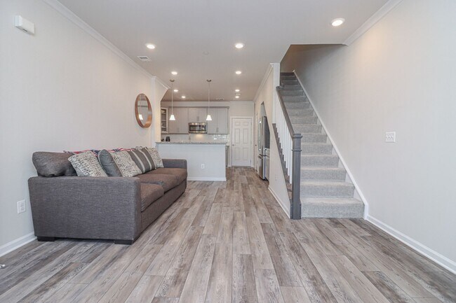 Building Photo - Stunning 3 Bed 2.5 Bath, Newer Condo-Style...