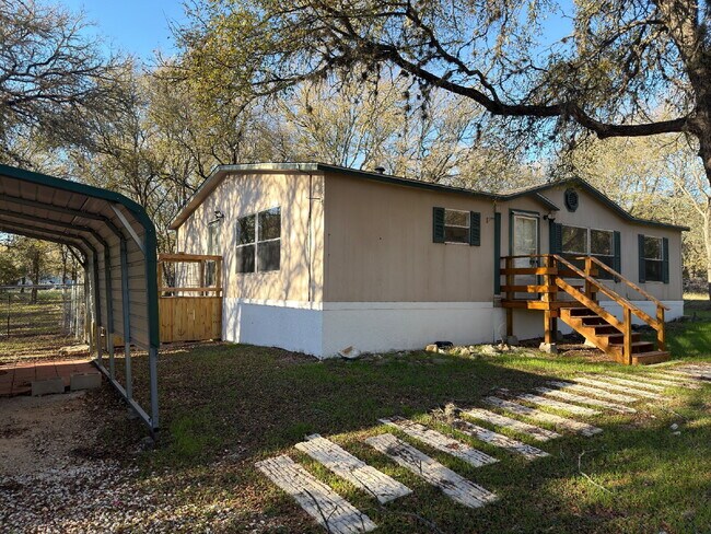 Foto del edificio - 3 bed 2 bath on one acre lot. New vinyl flooring throughout.