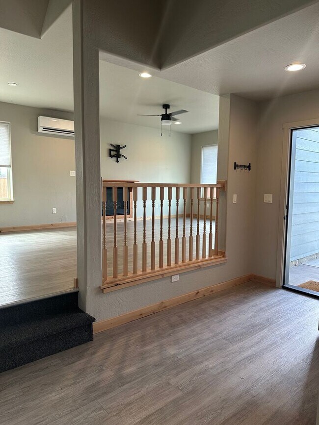 Foto del edificio - Beautiful 3BR/2BA Two-Story Home with Gara...