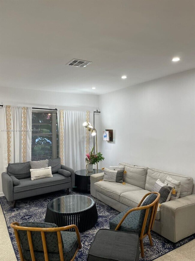 Foto del edificio - 9148 Dickens Ave