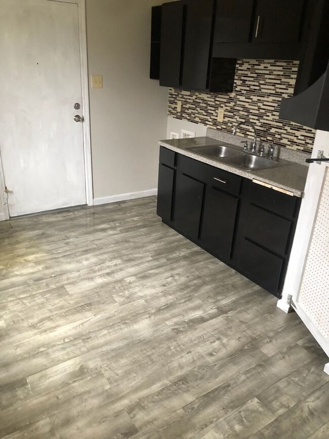 Building Photo - Two Bedroom One Bath Duplex Available in S...