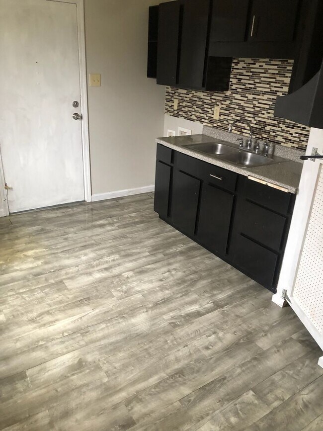 Foto del edificio - Two Bedroom One Bath Duplex Available in S...