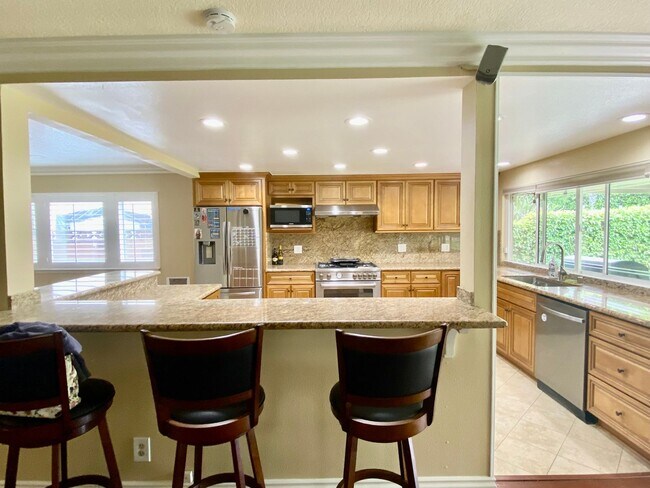 Foto del edificio - Stunning and Spacious 6b/3b bath home in S...