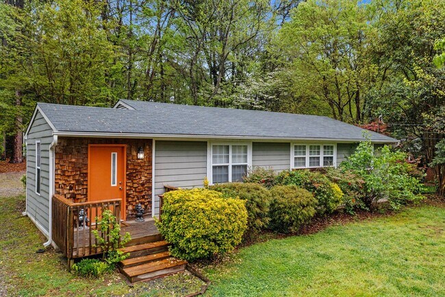 Building Photo - Spacious 3 Bedroom, 2 bath Ranch in North ...