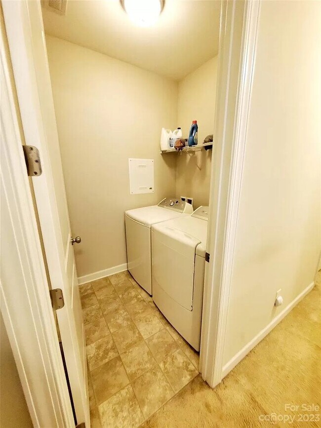 Building Photo - Room in 4 Bedroom Home at Hubbard Rd