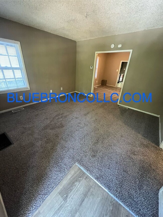 Building Photo - NEWLY REMODELED, great LOCATION, ROOMY layout