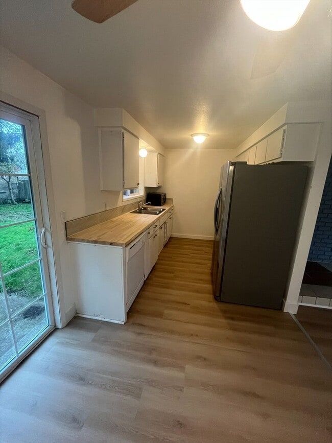 Building Photo - Charming home in a great neighborhood