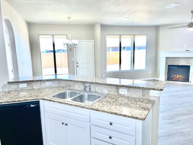 Foto del edificio - Beautiful 3-Bed Oasis with Granite Touches...