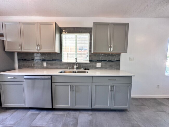 Building Photo - 2120 La Veta Dr
