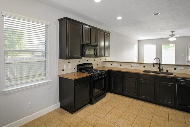 Building Photo - 15507 Wedgewood Park