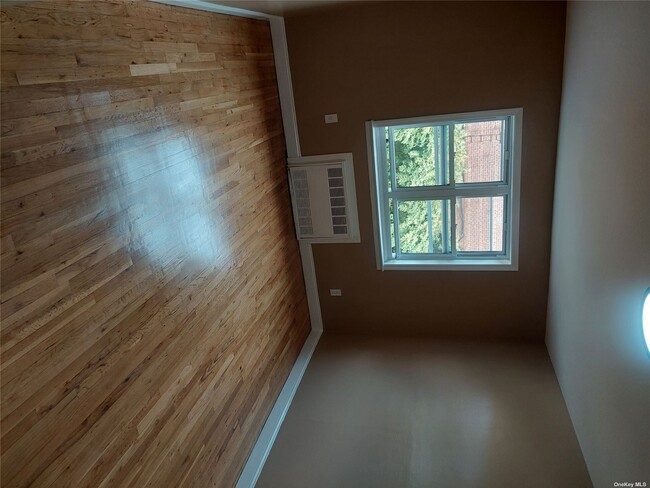 Building Photo - 633 E 59th St