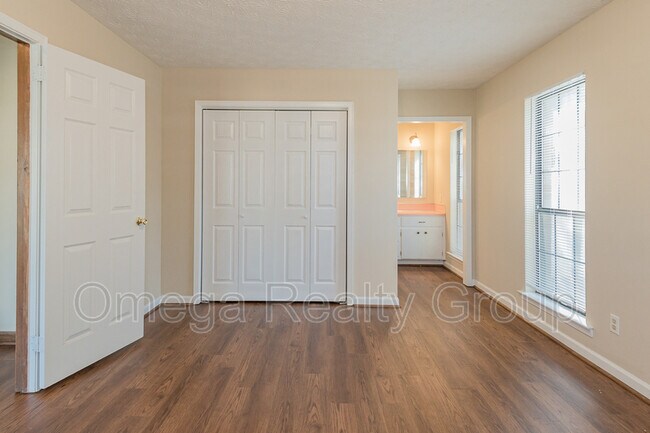 Foto del edificio - 713 Sweet Ridge Rd