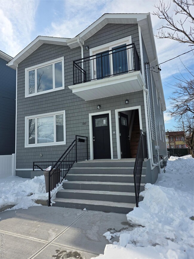 Building Photo - 10-61 Grassmere Terrace