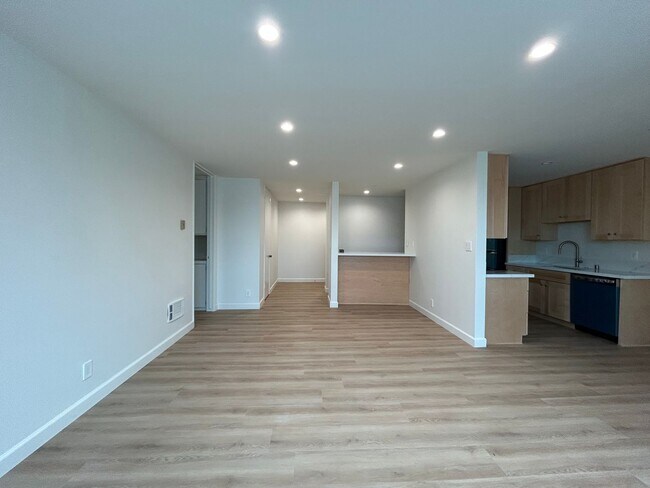 Foto del edificio - Newly Renovated Top Floor Two Bedroom Two ...