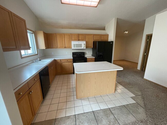 Building Photo - 3 Bed Townhome with Fully Fenced Backyard ...
