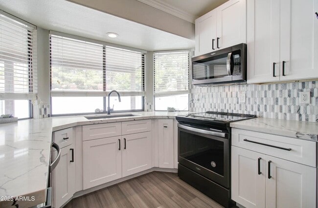 Building Photo - 372 W Larona Ln
