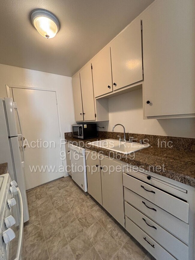 Building Photo - Central Roseville: 2 Bedroom 1 Bathroom Single Level, Large Living Room Central Heat and Air Upda...