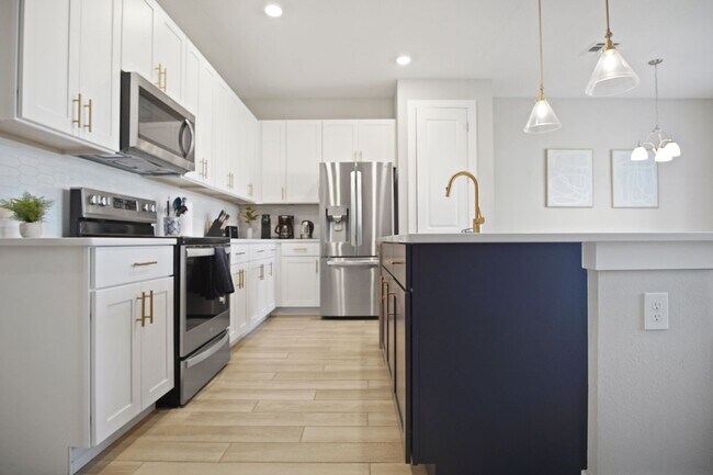 Building Photo - Townhome available for rent in Davenport!