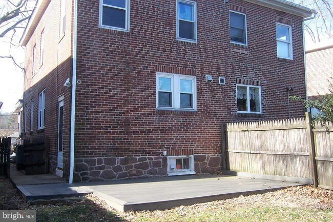 Building Photo - 133 E Main St