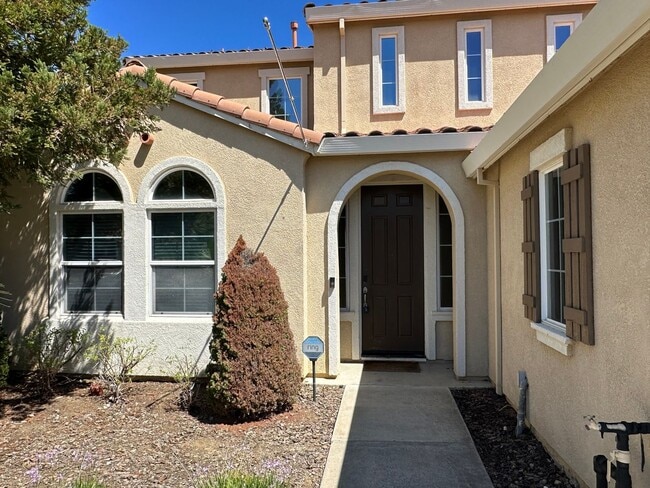 Building Photo - Beautiful 4 Bedroom 3 Bath Shadow Lakes Home
