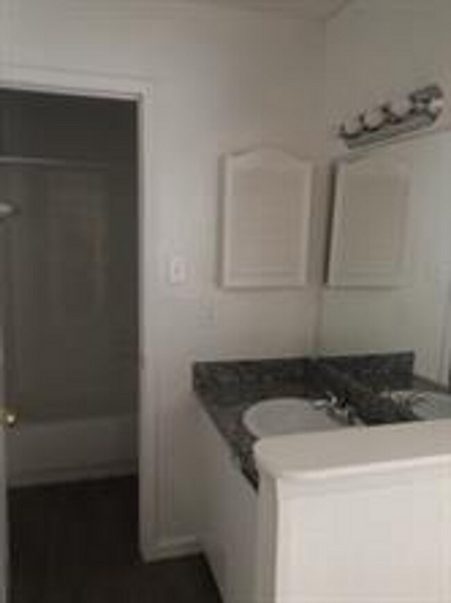 Foto del edificio - second floor unit - 3 bed, 2 bath condo for $1350 month