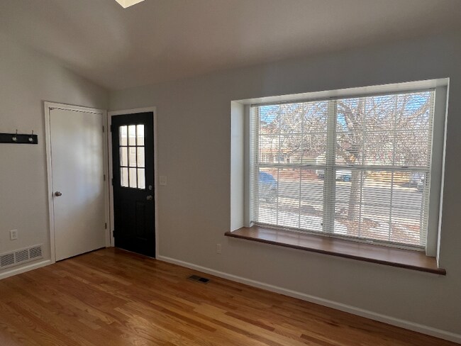 Building Photo - 332 W Hawthorn Ct