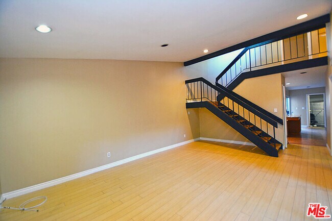 Foto del edificio - 10051 Valley Circle Blvd