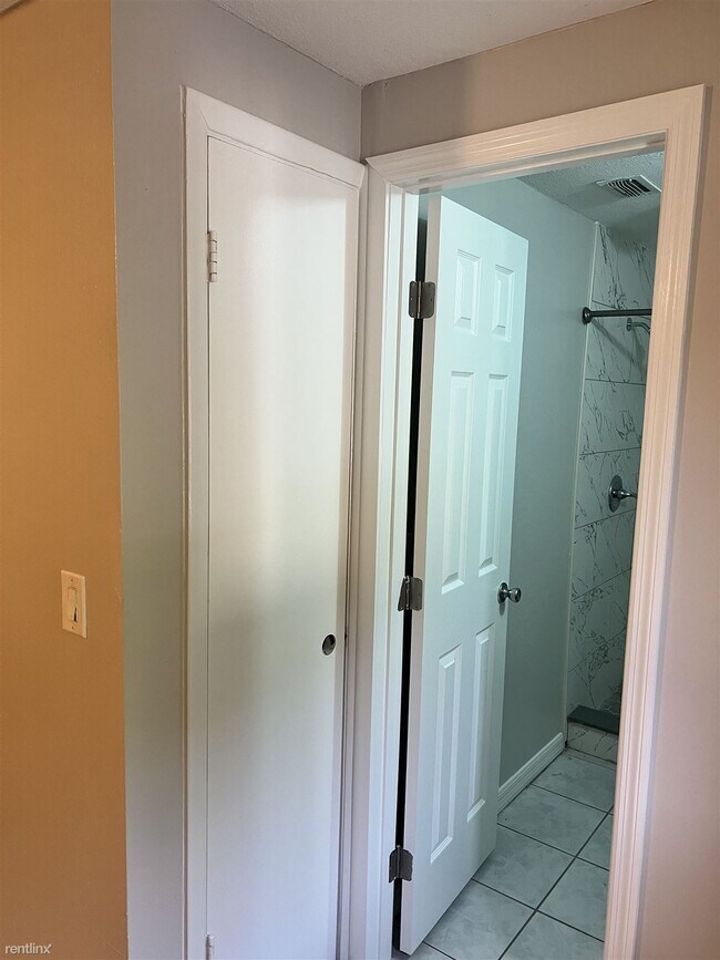 Foto del edificio - Studio, 1 bath House - 8801 Oak Circle Studio