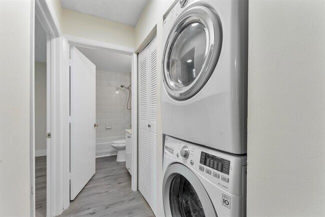 Foto del edificio - 8851 NW 119th St