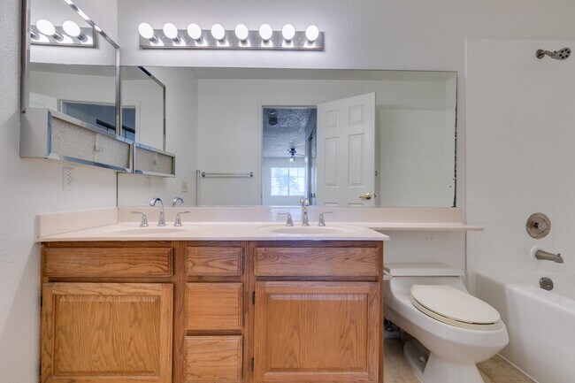 Foto del edificio - Charming Second-Floor Condo with Two Bedrooms and Fireplace