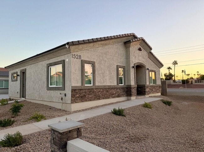 Building Photo - 1528 E Grovers Ave