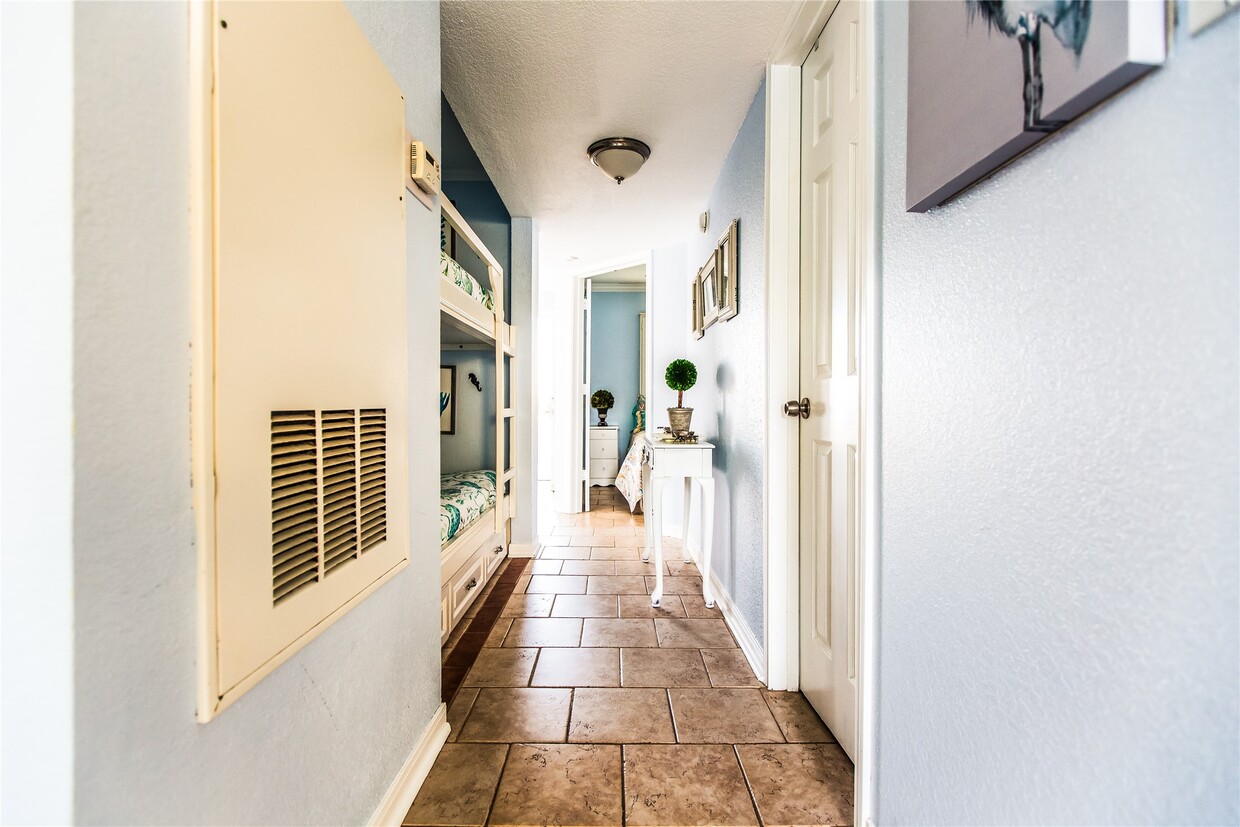 Building Photo - 10811 Termini-San Luis Pass Rd