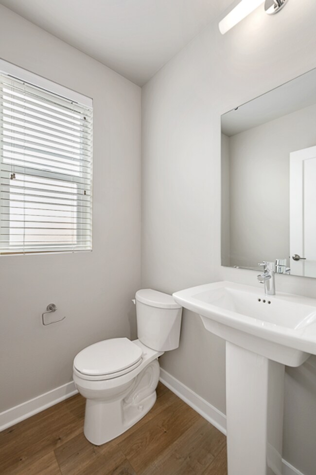 Building Photo - 4 Bedroom townhome is Kenmore Community