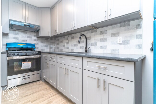 Building Photo - 323 49th St