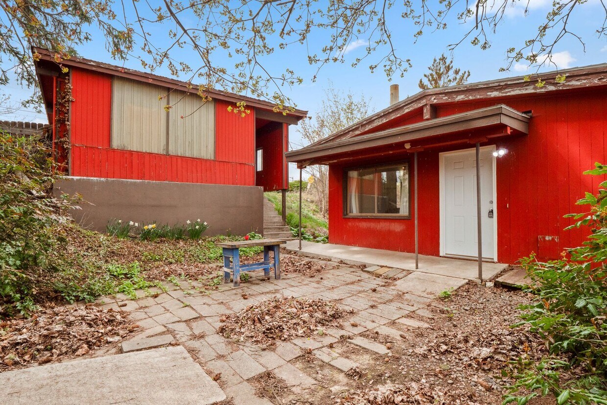 Foto principal - 4+ bed 2 bath available center of campus v...